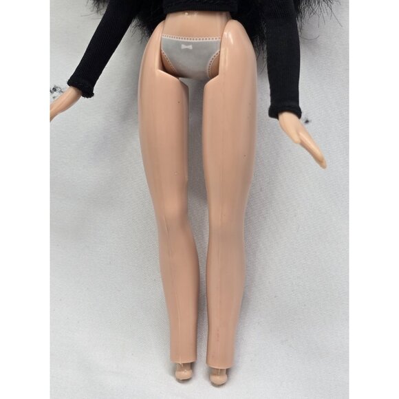 Bratz Behind the Scene Fashion Doll Amelie Haute Couture- BROKEN FINGERS READ - Picture 15 of 16